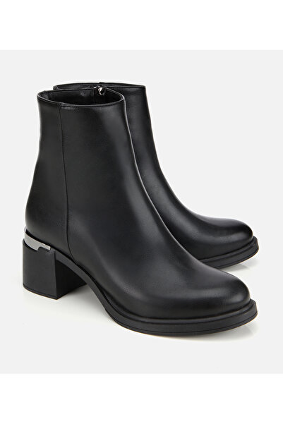 Hotiç Kadın Siyah Metal Detaylı Kalın Tabanlı Bilekte Düz Bot