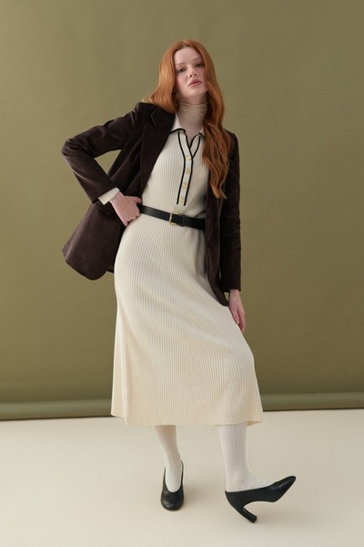 Gusto Поло з деталями на ґудзиках та трикотажною коміркою - Екрю