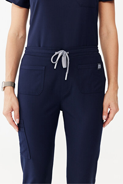 SAR UNIFORM بنطلون سكرابز نسائي باللون الأزرق الداكن من جينوم