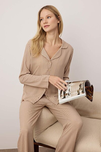 Trendyol Collection Beigefarbenes, kariertes Shally-Pyjama-Set THMAW26PT00066