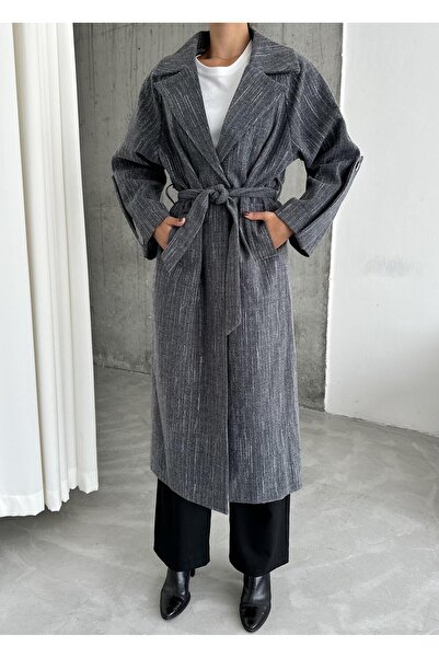 Laluvia Vzorovaný a přepásaný šedo-melanžový dlouhý kabát - detail opasku s rukávem