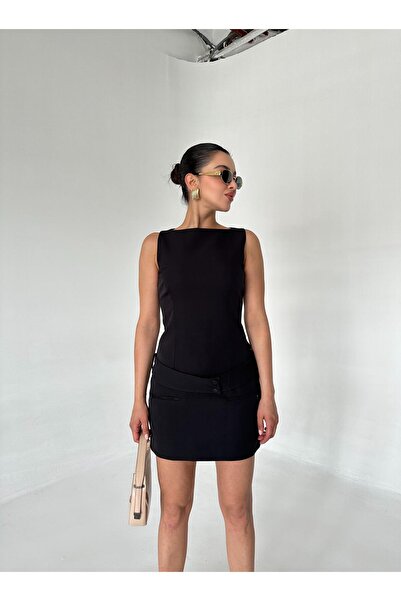 Laluvia Krátké černé šaty bez rukávů do kapsy