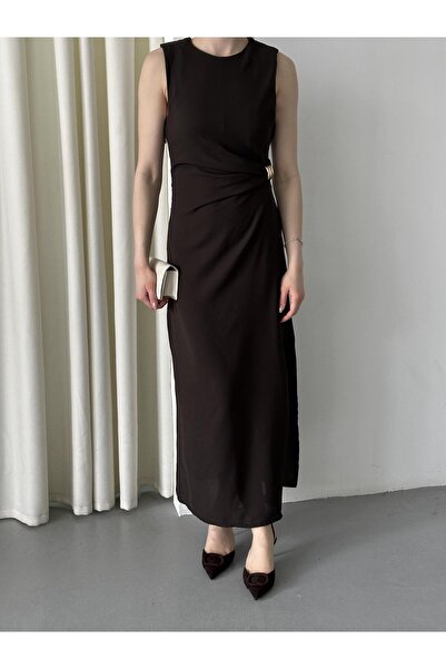 Laluvia Φόρεμα με καφέ χρυσή αγκράφα