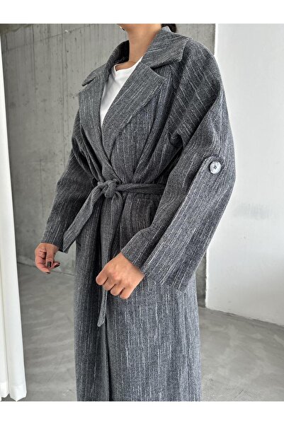 Laluvia Vzorovaný a přepásaný šedo-melanžový dlouhý kabát - detail opasku s rukávem