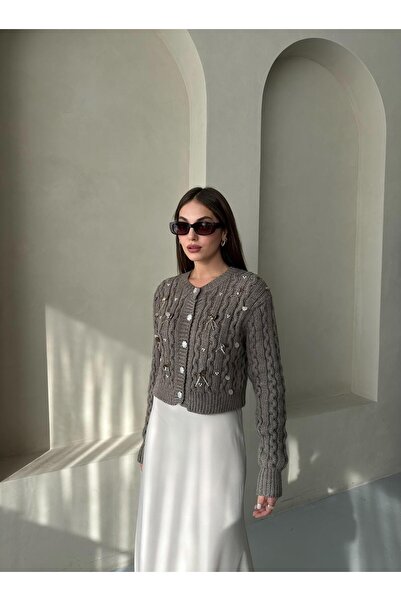 Laluvia Strickjacke mit Nerzperlen und Pailletten bestickt