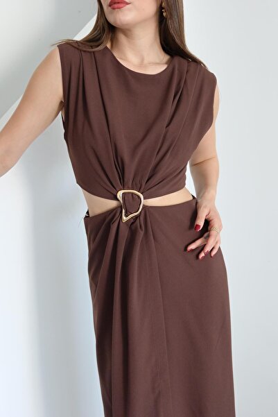 Laluvia Καφέ φόρεμα με αγκράφα μπροστά και χαμηλό στο πλάι