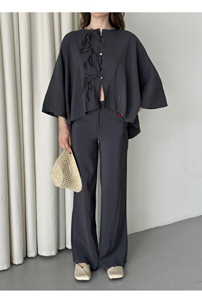 Laluvia Antracit denevér ujjú, fűzős, gombos részletekkel ellátott öltöny