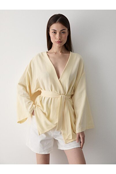 Laluvia Gelber Baumwoll-Kimono mit Knopfleiste und Gürtel aus Leinen