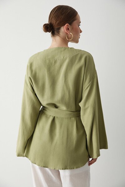 Laluvia Khakifarbener Baumwoll-Kimono mit Knopfdetail und Gürtel aus Leinen