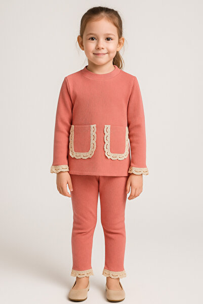 özge başaran Set de 2 piese pentru fetiță cu detaliu festonat – Hanorac cu buzunar din dantelă și pantaloni de sport