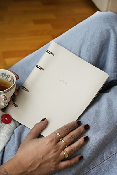 Victoria's Journals RinGo 2026 Седмичен дневник A5 (14x21cm) Гъвкава корица, цвят слонова кост, 80gsm. С възможност за презареждане.