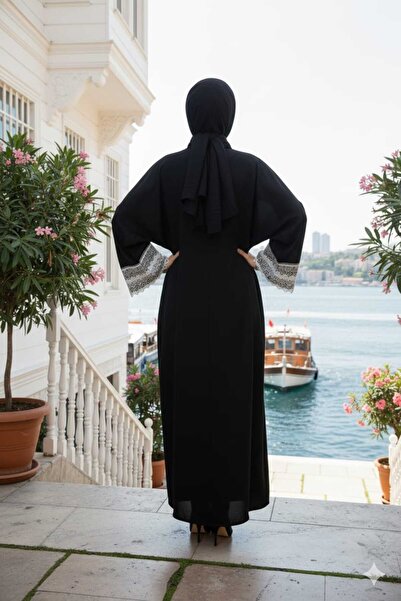 GigiTex Κομψή και υψηλής ποιότητας μαύρη δαντέλα με λεπτομέρεια Abaya Ferace με περιτύλιγμα - Κρεμ μετάξι στο μπράτσο