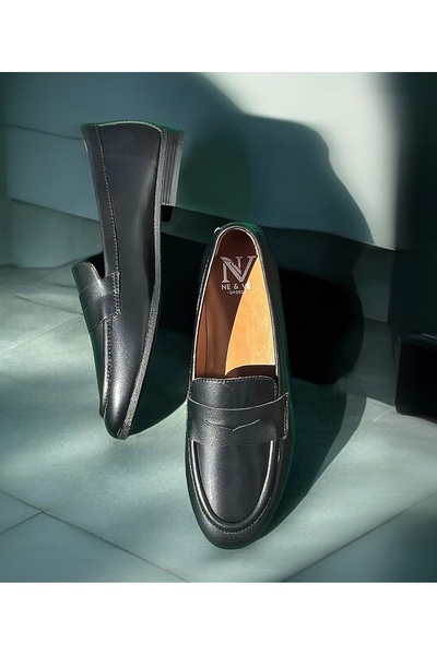 NE&VE SHOES Чорні жіночі лофери з натуральної шкіри