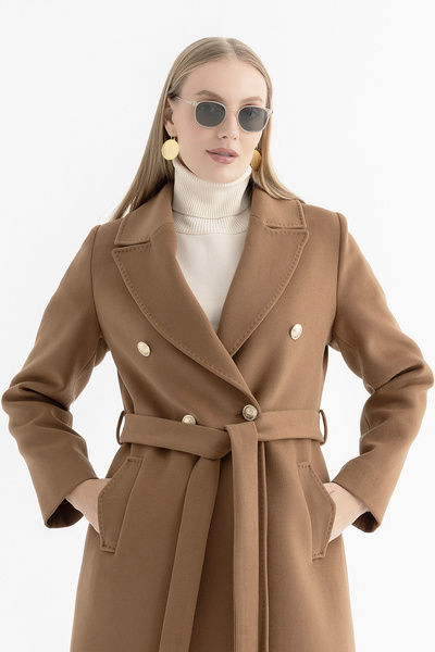 Mia Kara معطف نسائي طويل بتفاصيل ياقة وأزرار ذهبية وخياطة بونتو 4588 - لون كاميل