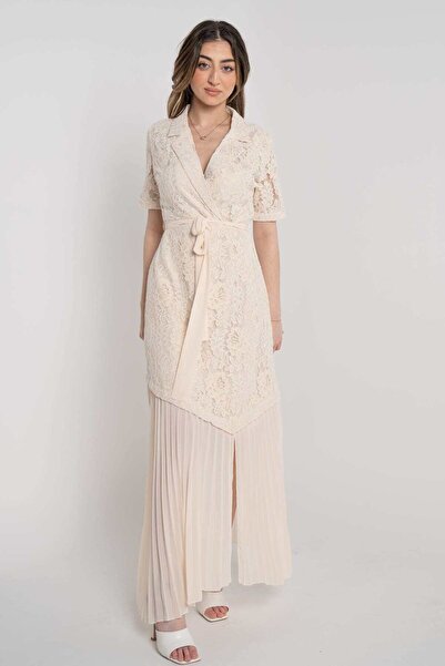 mica فستان طويل بأكمام قصيرة مع زخرفة من الدانتيل وربطة خصر