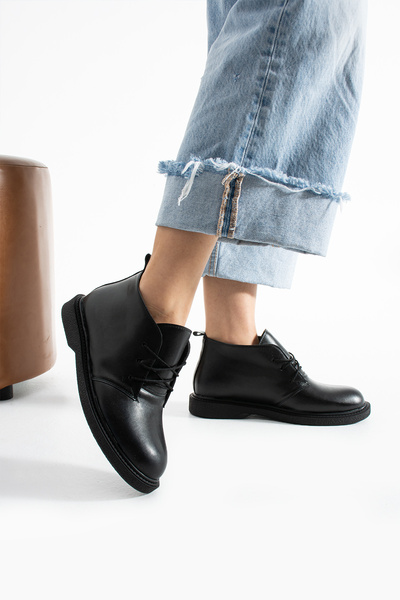 Moda Devrin Siyah Cilt Bağcıklı Bot (Kaymaya Karşı Dirençli)