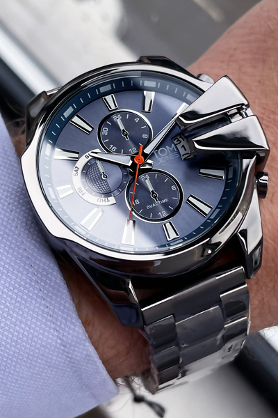 Tom Jones ساعة يد رجالية 3 أتم مقاومة للماء بسوار فولاذي بلون دخاني TJEG2034C5