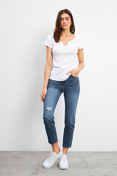 VENA Μπλουζάκι Matilda με λεπτομέρεια με κουμπιά που ταιριάζει στο σώμα-Λευκό