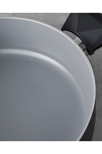 English Home Prego Cerawell Covered Saucepan 20 cm Black