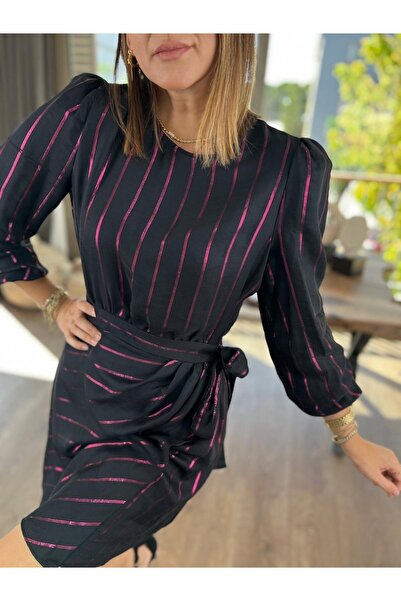 MAMAYAGA Γυναικείο φούξια ασημί ριγέ μαύρο με λαιμόκοψη Κομψό καμπύλο μαύρο νυχτερινό φόρεμα εργασίας