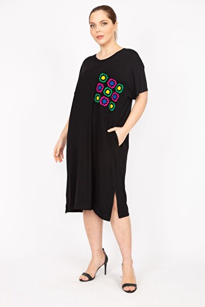 Şans Γυναικείο μαύρο φόρεμα μεγάλου μεγέθους με λεπτομερή χαμηλά μανίκια 65n35845