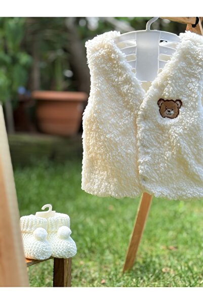 BETSY STUDIO White Welsoft Teddy Embroidered Baby Vest & Knitwear Knitted Booties Set