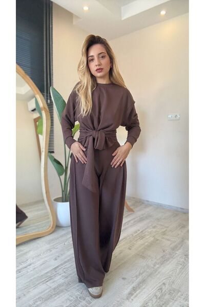 BeeYouStudio طقم رياضي بتفاصيل ربط أمامية - قطعة علوية وسفلية