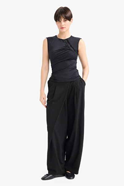 DeFacto Slim Fit Dar Kesim Bisiklet Yaka Dantel Detaylı Kolsuz Bluz G4116AX25AU