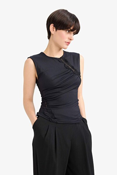 DeFacto Slim Fit Dar Kesim Bisiklet Yaka Dantel Detaylı Kolsuz Bluz G4116AX25AU