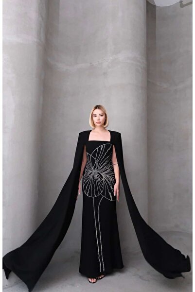 Byİpekce Davina Abiye - Gösterişli Siyah İşlemeli Uzun Abiye Elbise - Pelerinli Davet & Balo Kıyafeti