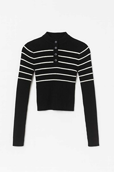 gigigiyim Women's Sweater with Button Detail at the Collar