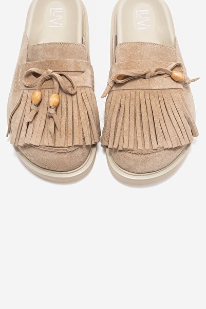 LuviShoes Γυναικείες παντόφλες με κλειστά δάχτυλα από γνήσιο δέρμα CAROL μπεζ σουέντ με φούντες