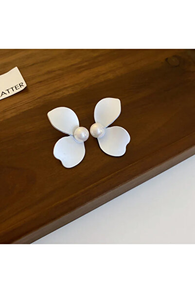 lor White flower earrings with pearl