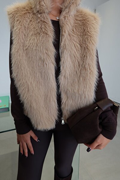 Özge Özgenç High Collar Fur Vest
