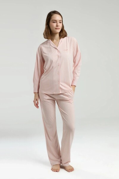 Pierre Cardin Kadın Pembe Lisanslı Yumuşak Doku Uzun Kollu Çizgili Düğmeli Kadın Pijama Takımı 2 Çift Çorap Hediye