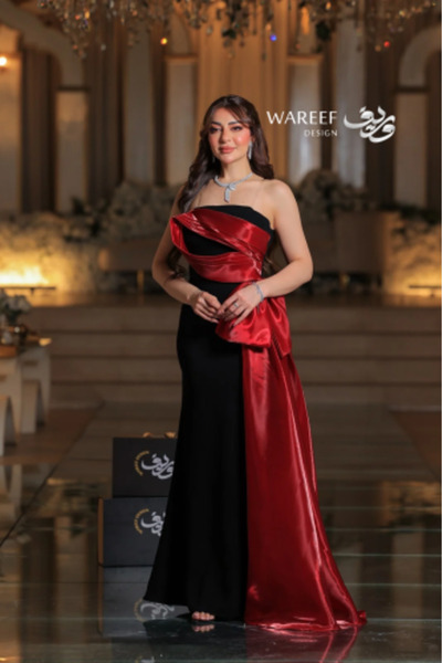 WAREEF FASHION فستان سهرة أسود وأحمر طويل من الساتان بتصميم ضيق بدون أكمام مع ذيل جانبي