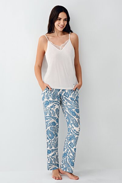 Pierre Cardin Kadın 3'lü Lisanslı Yumuşak Doku Sabahlıklı Desenli Pijama Takımı 2 Çift Çorap Hediye