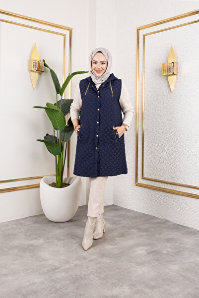 Elif Artar سترة كابيتون باللون الأزرق الداكن