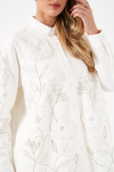 MİA NOURA Дамска широка риза с бродерии от мъниста на предната част и ръкавите, изработена от габардин.