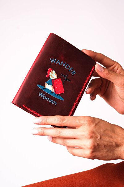 JUNIQ EDITION Hakiki Deri Bordo Pasaport Kılıfı – “Wander Woman” Edition | El...