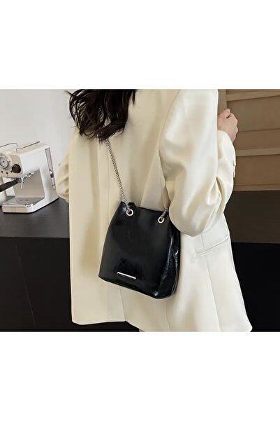 LUMİ Zincir Askılı Siyah Mini Omuz Çantası – Şık Günlük Kadın Çanta (Parlak Deri Görünümlü)