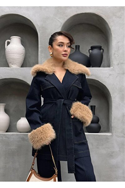 Cardella طقم دينيم مكون من قطعتين مع تفاصيل من الفرو على الياقة والأكمام |   طقم نسائي من بنطلون وجاكيت من الدنيم