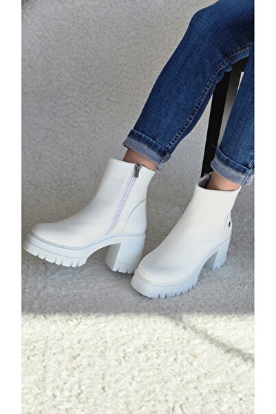 Melinta Shoes حذاء نسائي قصير باللون الأبيض ذو كعب سميك من Melinta