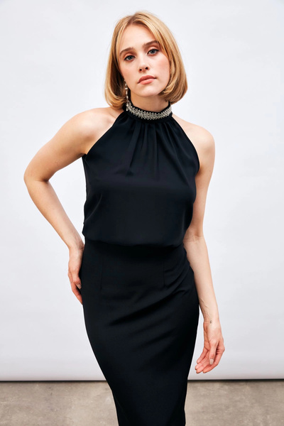 Sateen Γυναικείο μπλουζάκι με λαιμόκοψη με χάντρες και πέτρινα αξεσουάρ