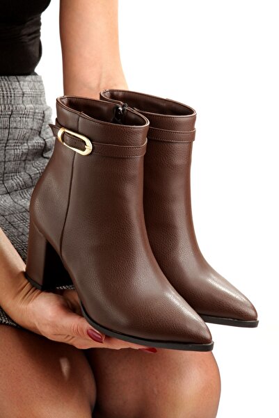 LİVAY STORE Η πιο δημοφιλής επιλογή: Μπότες & μποτάκια από βέγκαν δέρμα με χοντρό τακούνι και λεπτομέρεια με αγκράφα στο πλάι