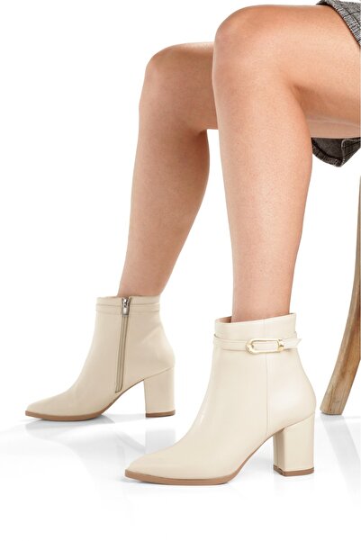 LİVAY STORE Η πιο δημοφιλής επιλογή: Μπότες & μποτάκια από βέγκαν δέρμα με χοντρό τακούνι και λεπτομέρεια με αγκράφα στο πλάι