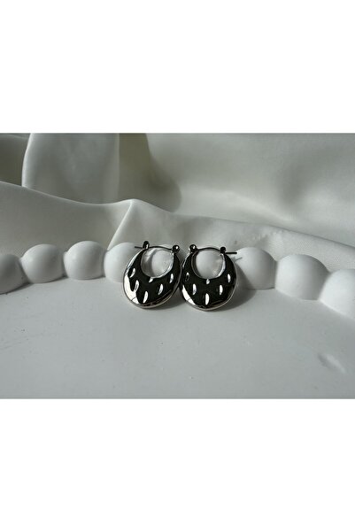 all mine أقراط فولاذية بتصميم منقوش