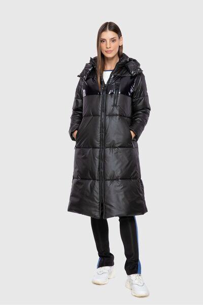 GİZİA Parlak Yüzey Detaylı Kapüşonlu Uzun Şişme Mont