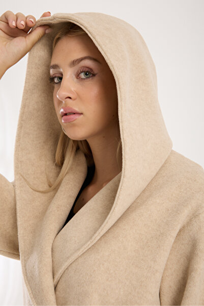 ŞEYDA ERTEM BEJ RENGİ KAPİŞONLI GİZLİ KUŞAK DETAYLI YÜNLÜ MANTO