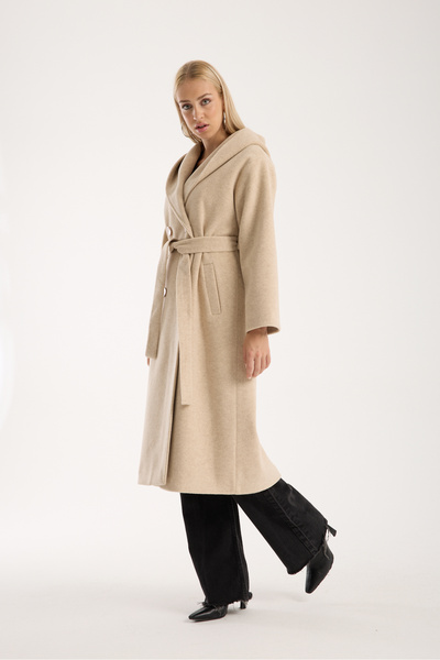 ŞEYDA ERTEM BEJ RENGİ KAPİŞONLI GİZLİ KUŞAK DETAYLI YÜNLÜ MANTO
